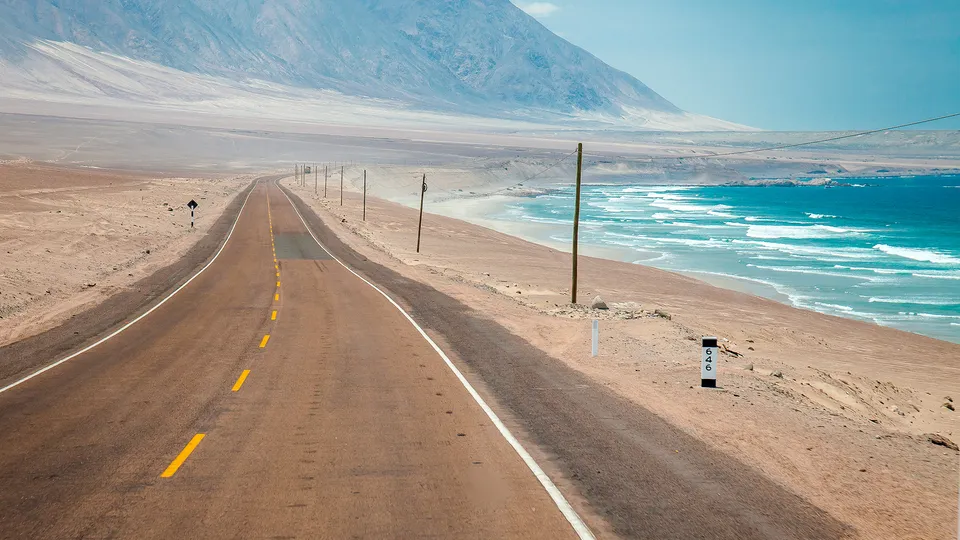 Strada lungo l'oceano nella Riserva Nazionale di Paracas