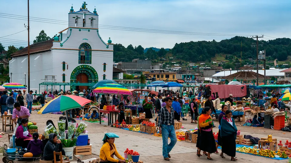 Piazza gremita di persone a San Juan Chamula