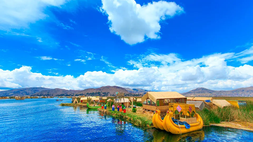 Isole galleggianti sul lago Titicaca in Perù