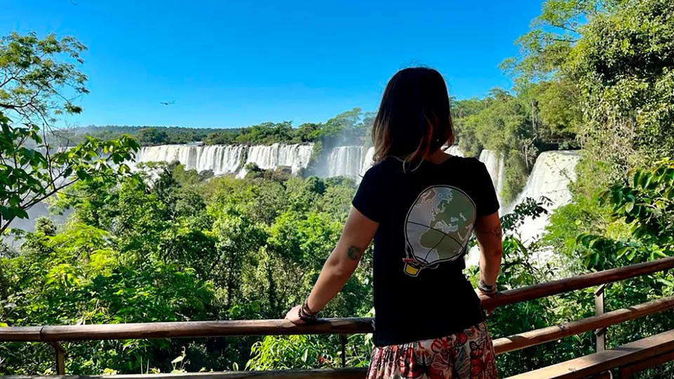 Donna di fronte alle cascate nel lato brasiliano del Parco Nazionale dell’Iguazú