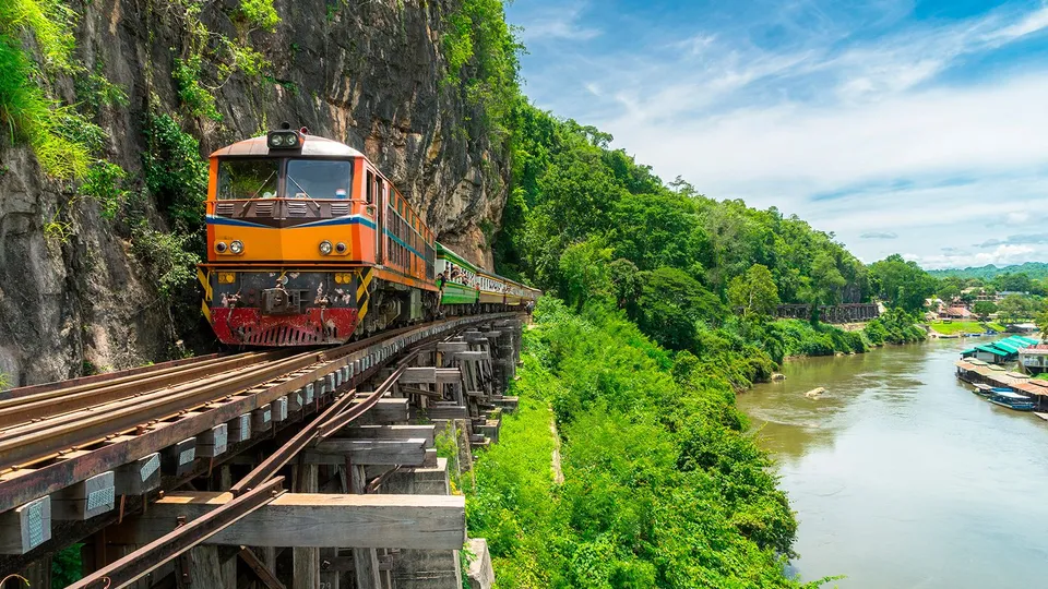 Giorno 4 MERCATO GALLEGGIANTE - FIUME KWAI - KANCHANABURI (192 km)
