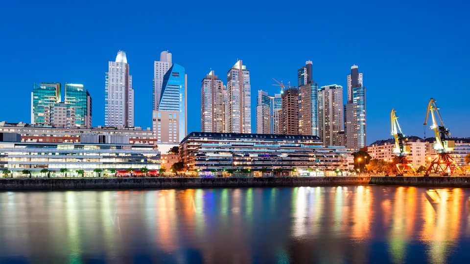 Skyline di Buenos Aires illuminato di notte