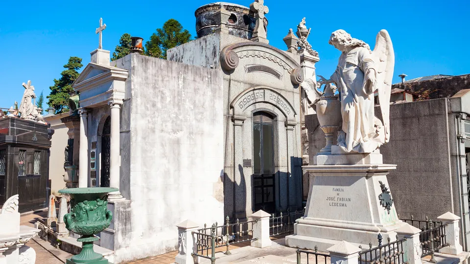 Statue e cappelle nel Cimitero de la Recoleta a Buenos Aires