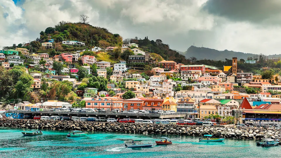 Veduta dal mare di St. George's a Grenada