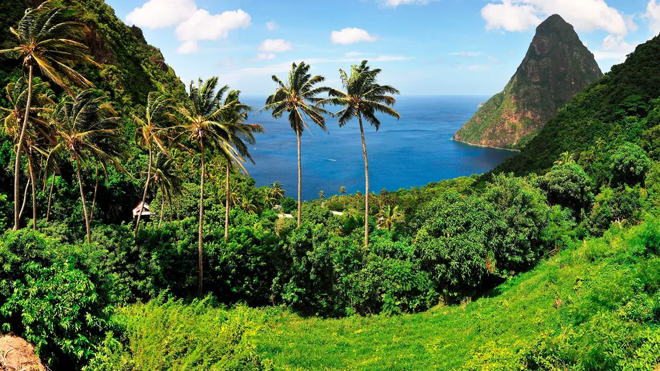 Panorama con i Pitons a Saint Lucia