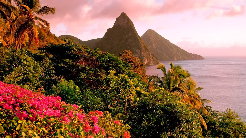 I Pitons di Saint Lucia al tramonto