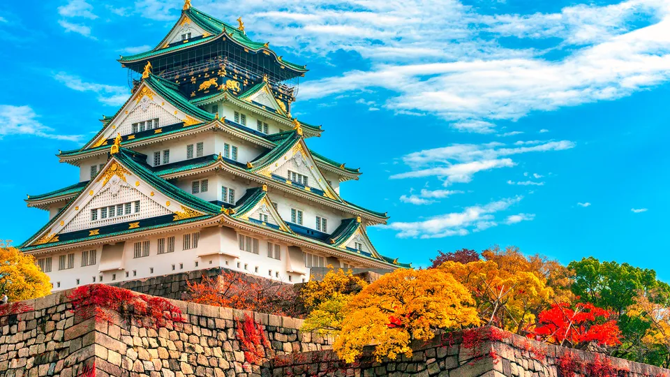 Castello di Osaka tra alberi in autunno