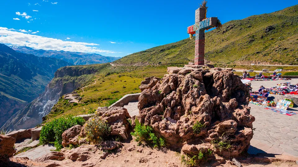 Croce piantata in una roccia