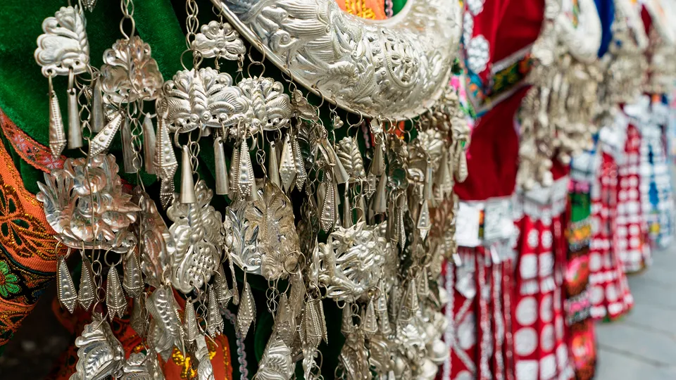 Monili di argento del popolo Dong in Cina