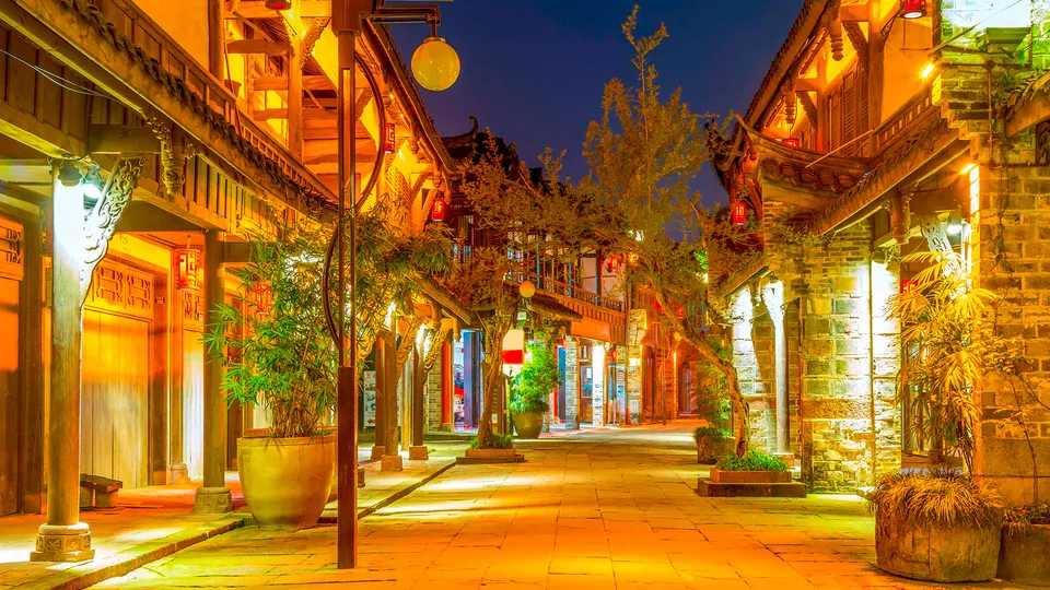 Strada a Huanglongxi illuminata di notte