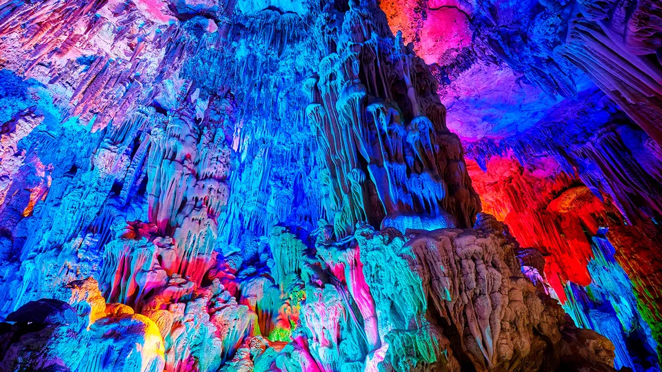 Stalattiti nella Reed Flute Cave in Cina
