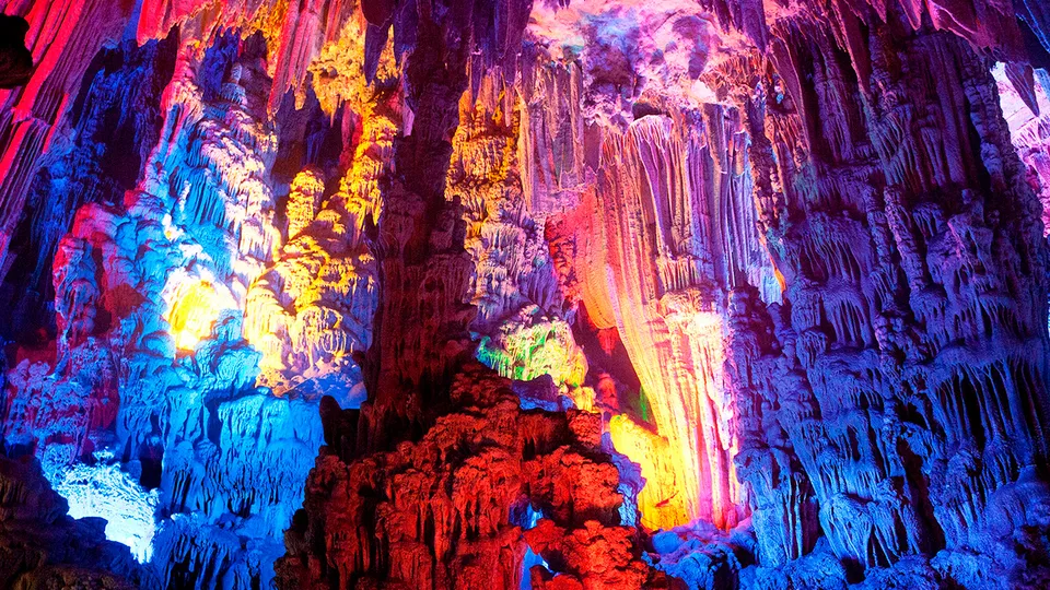 Stalattiti e stalagmite nella Reed Flute Cave in Cina