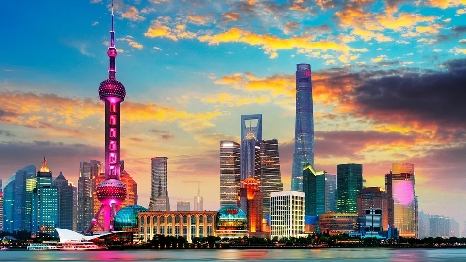 Grattacieli di Shanghai illuminati al tramonto