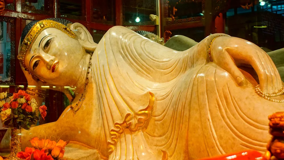 Statua in giada bianca nel Tempio del Buddha di Giada a Shanghai