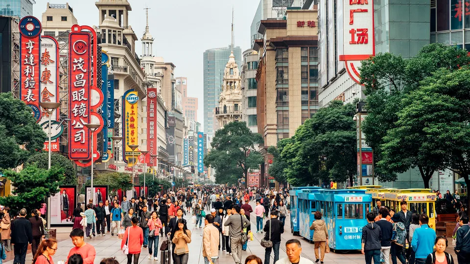 Trafficata via Nanchino a Shangai