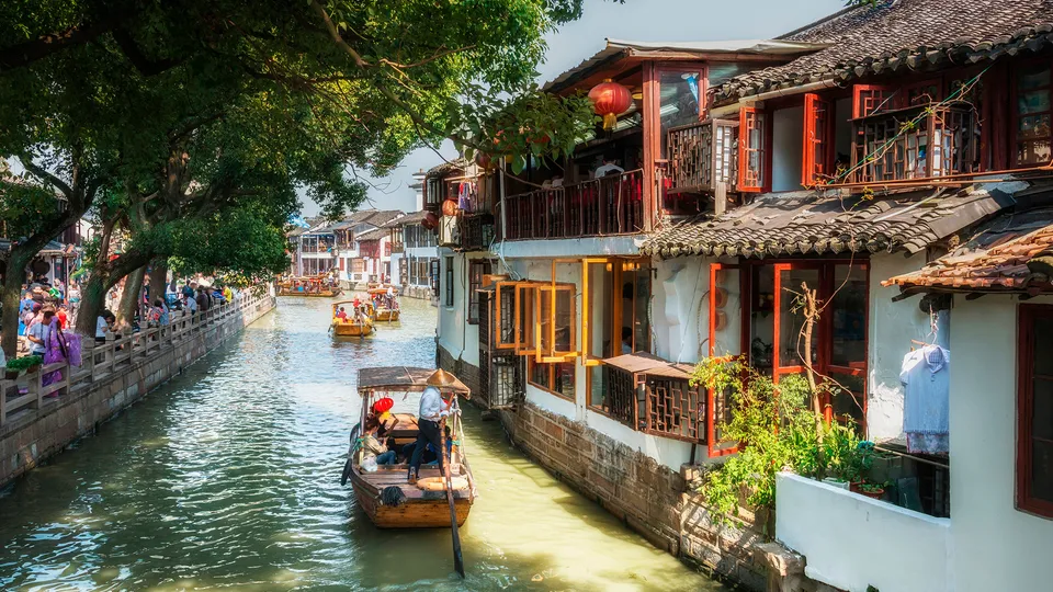 Barche sul canale nel villaggio acquatico di Zhujiajiao