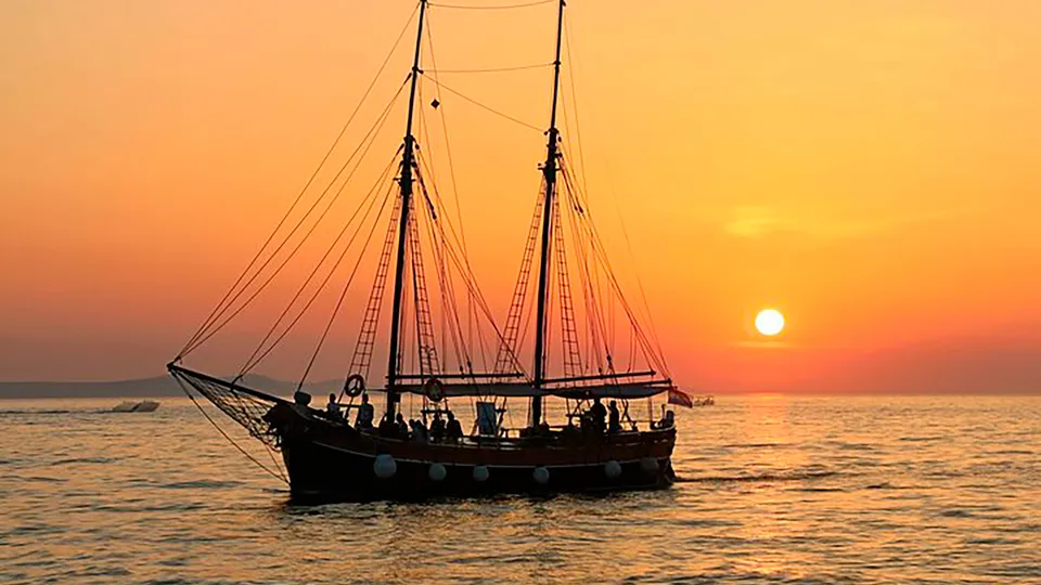 Barca di legno in navigazione al tramonto