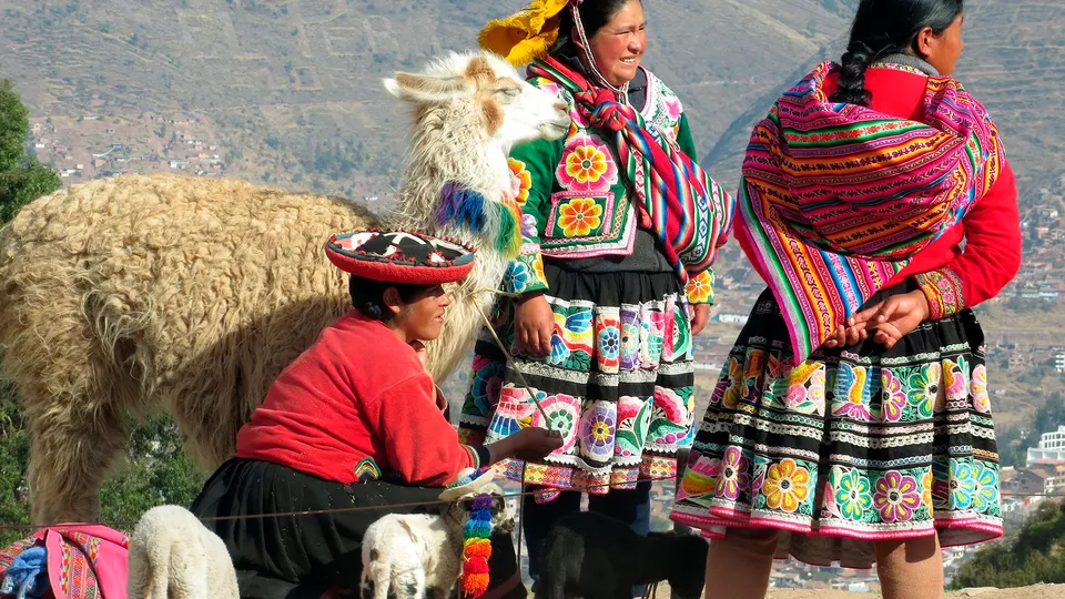 Donne in abiti tradizionali colorati del Perù