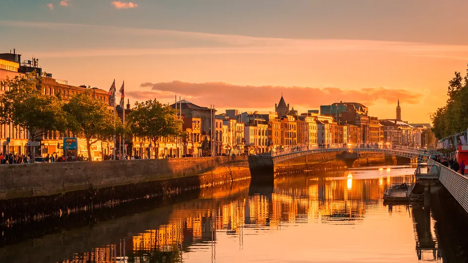 Dublino al tramonto che si specchia nel fiume Liffey
