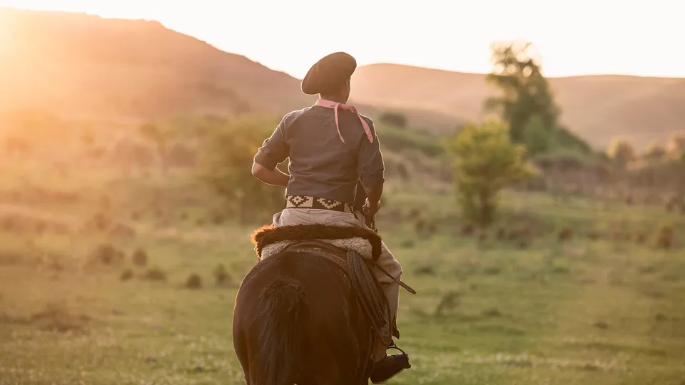 Gaucho a cavallo con abiti tradizionali
