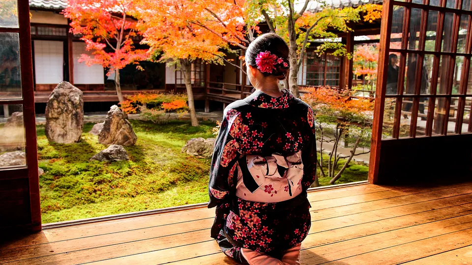 donna in kimono inginocchiata