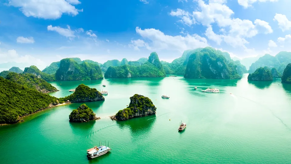 Panoramica dell'alto della Baia di Halong in Vietnam