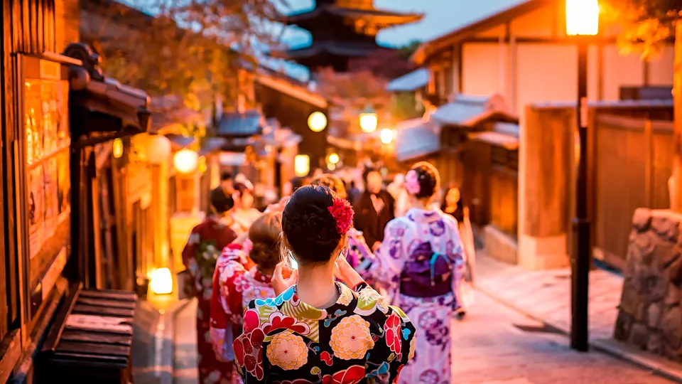 persone nel quartiere tradizionale di Higashiyama a Kyoto