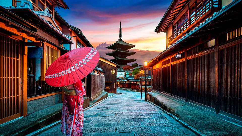 donna con ombrello per le strade del quartiere di Higashiyama a Kyoto