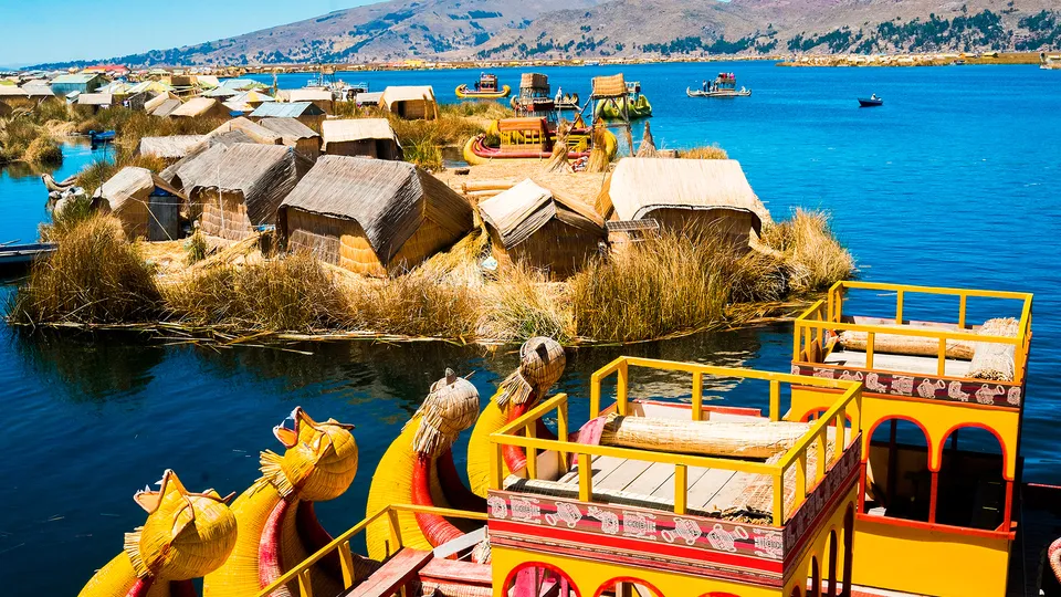 Imbarcazioni tradizionali del popolo Uros nelle isole galleggianti sul lago Titicaca in Perù