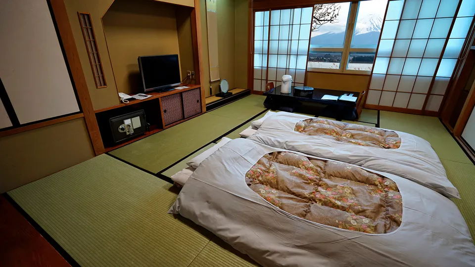 camera di hotel con futun e tatami
