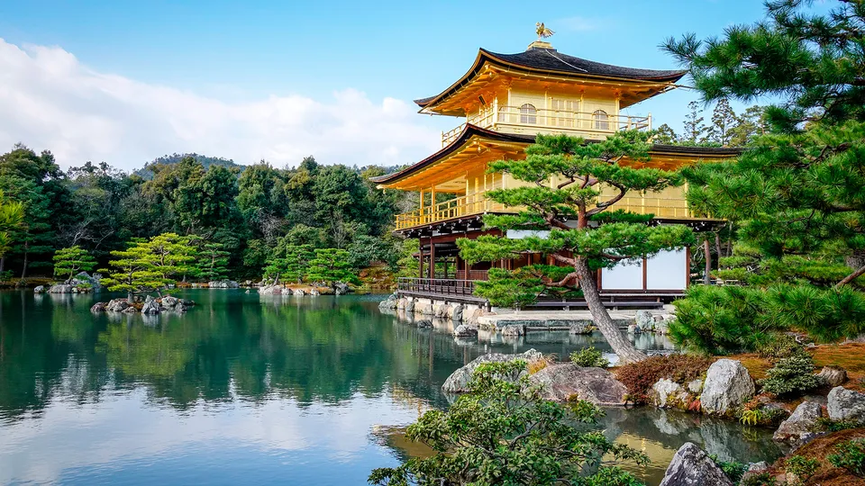 Tempio Kinkakuji circondato dallo stagno