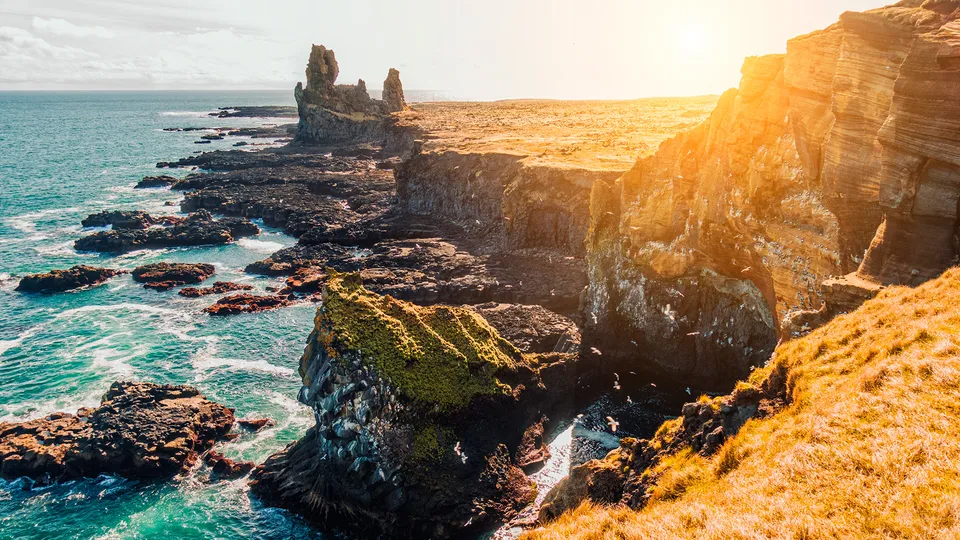 Scogliere in Islanda al tramonto