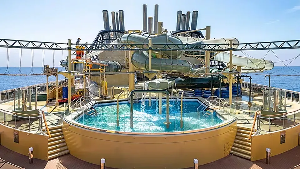 Piscina a bordo della nave MSC Virtuosa
