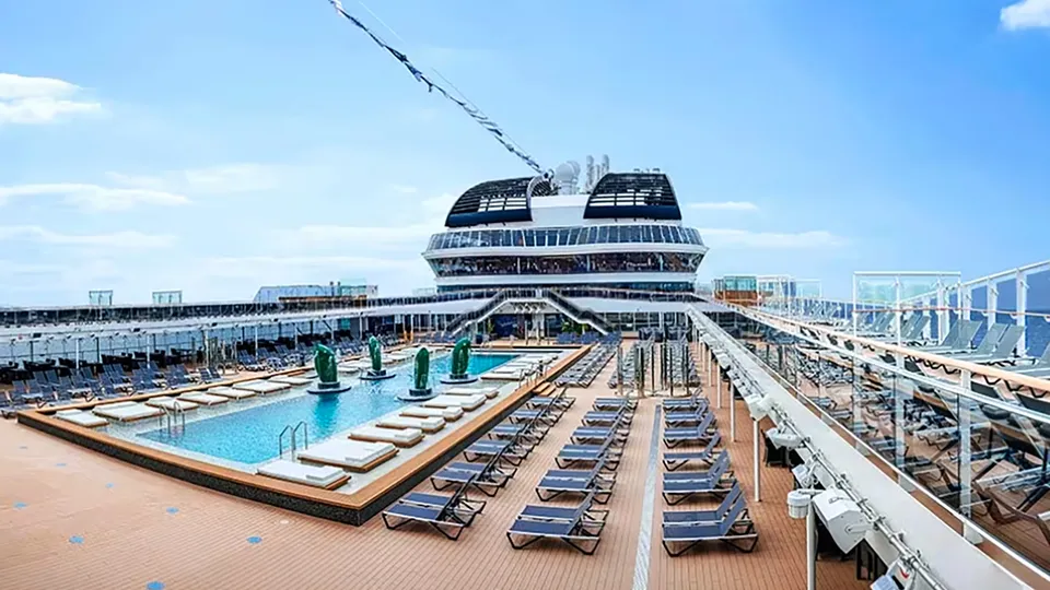 Ponte con piscina e solarium su MSC Virtuosa
