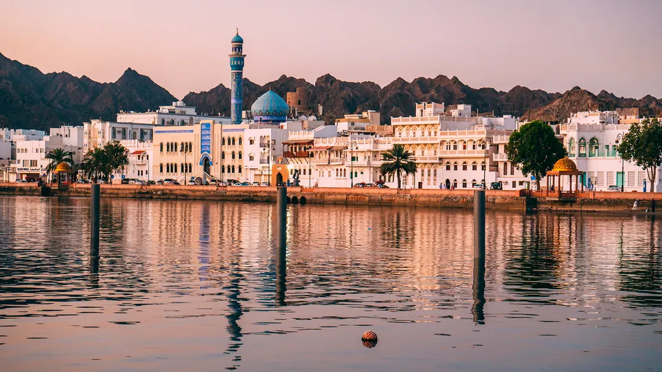 Muscat vista dall'acqua al tramonto