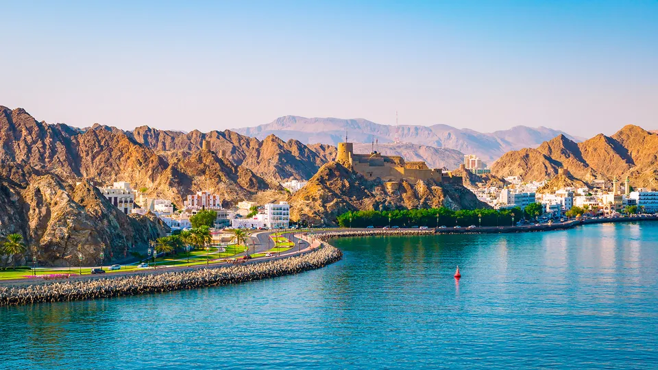 Panorama di Muscat vista dal mare
