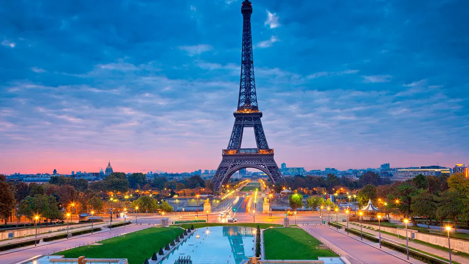 Tour Eiffel a Parigi al tramonto
