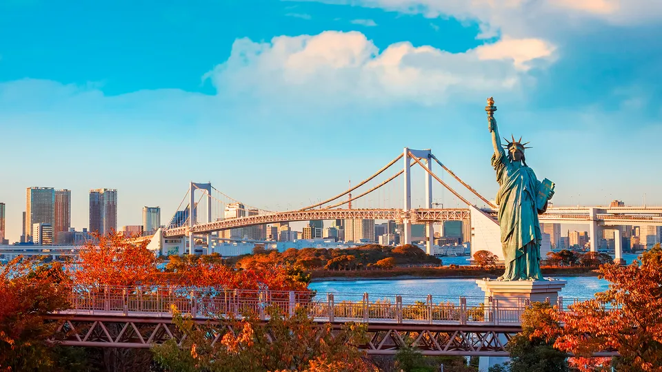 Panoramica del quartiere di Odaiba a Tokyo con la Statua della Libertà