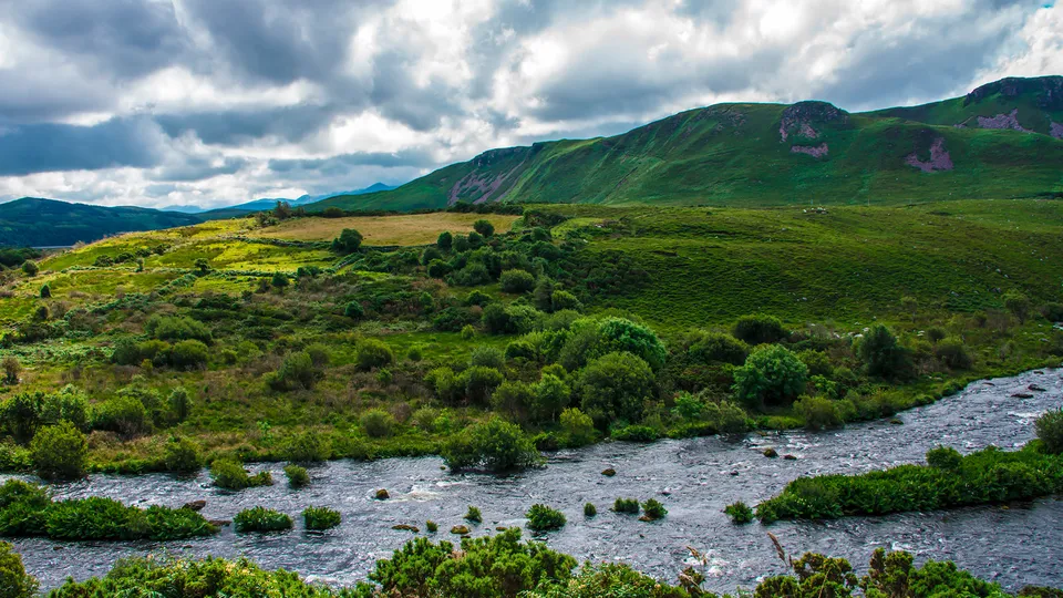 corso d'acqua e prati verdi nel ring of Kerry