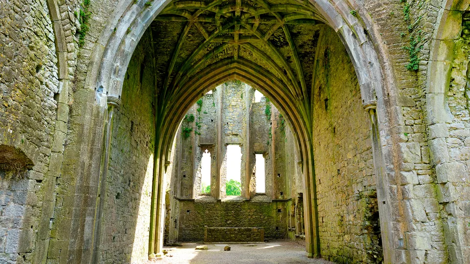 Interni dell'abbazia della rocca di Cashel