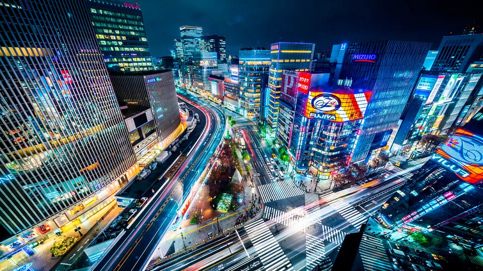 Panoramica dall'alto del quartiere di Shibuya di notte