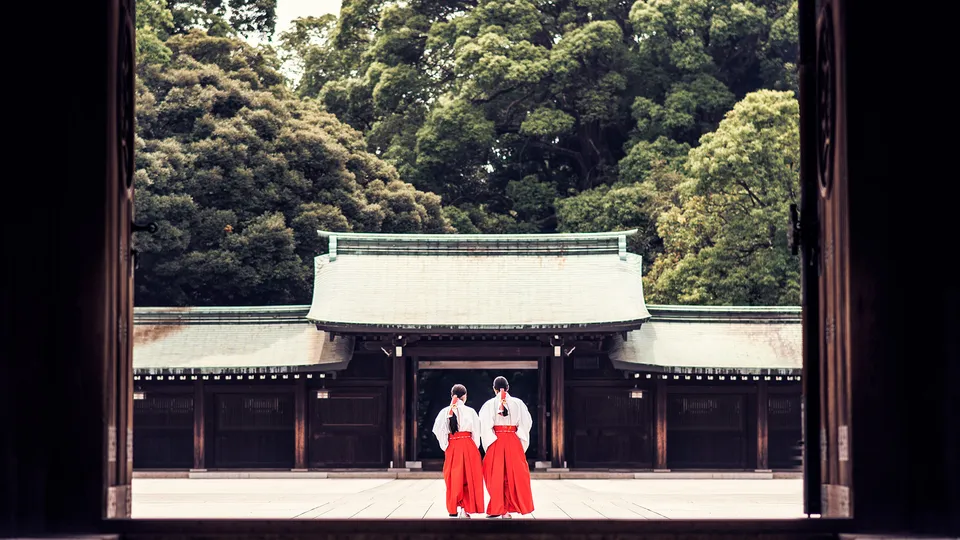 persone davanti al santuario shintō Meiji Jingu a Tokyo