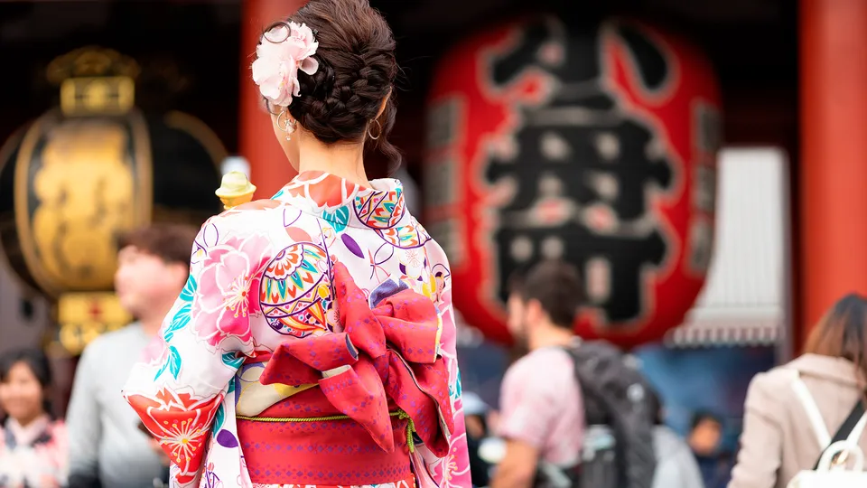 donna in kimono davanti al tempio buddhista Senso Ji a Tokyo