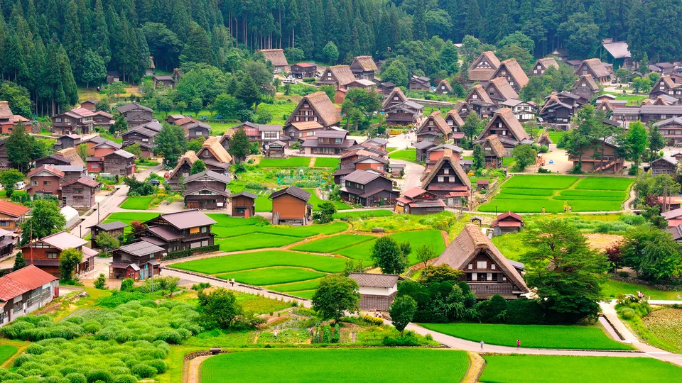 vista panoramica del villaggio di Shirakawa-go con case tradizionali con tetto di paglia