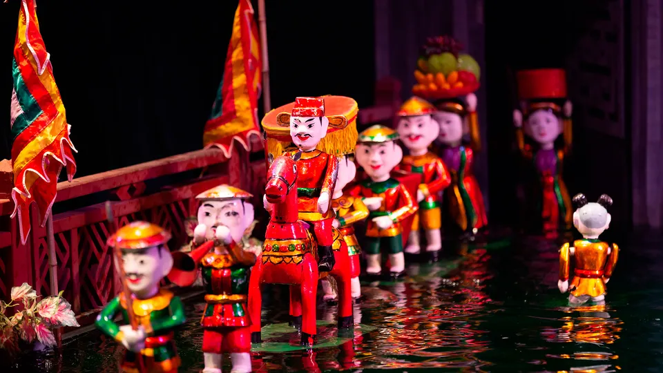 Spettacolo di marionette sull'acqua ad Hanoi
