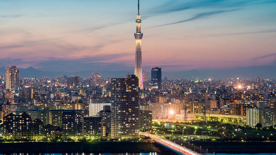 Veduta panoramica del Tokyo Sky Tree illuminato