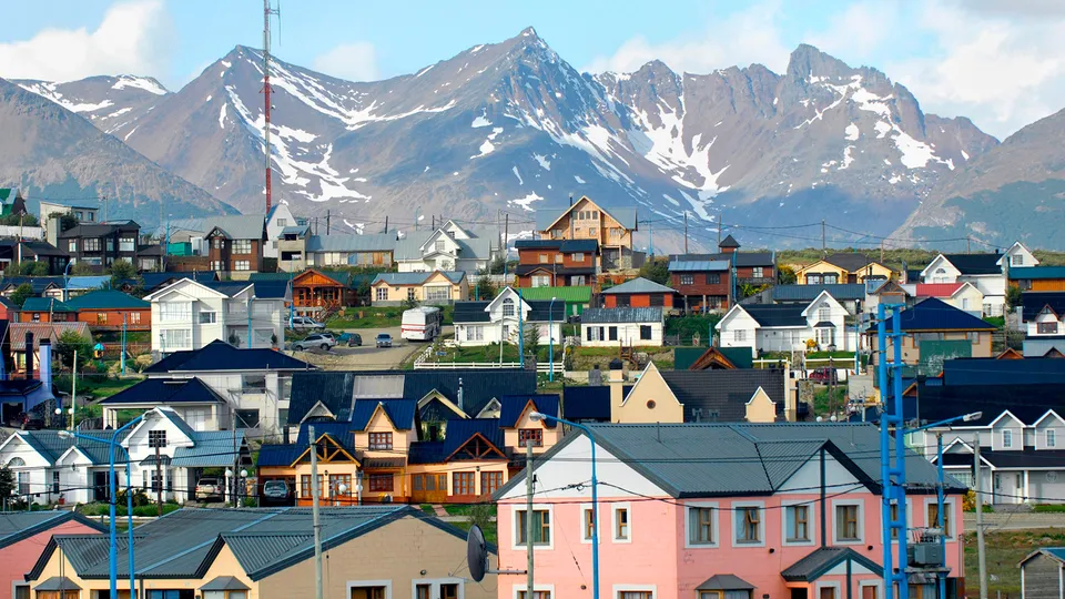 Case colorate a Ushuaia e sullo sfondo montagne innevate