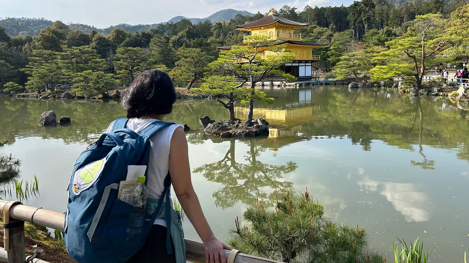 donna che guarda il tempio Kinkakuji