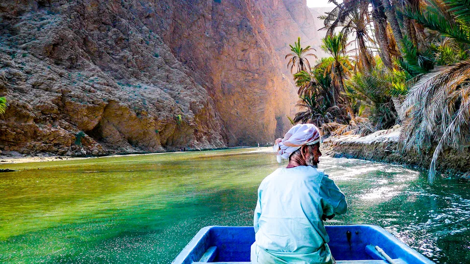 Uomo in barca nel wadi in Oman