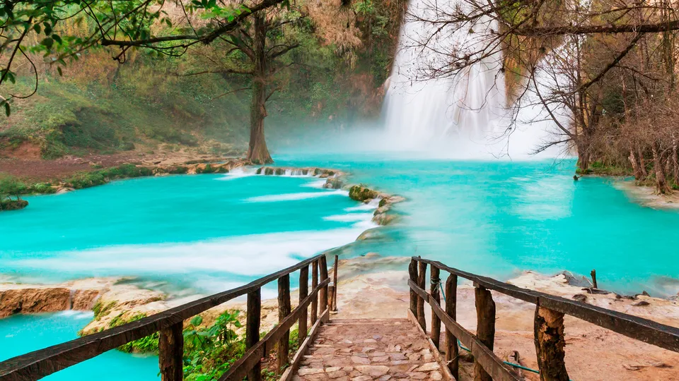 Passerella di legno tra le cascate di Agua Azul